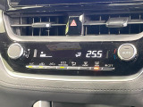 【オートエアコン】一度お好みの温度に設定すれば、車内の温度を検知し風量や温度を自動で調整。暑い&hellip;寒い&hellip;と何度もスイッチ操作をする必要はありません。快適な車内空間には必須の機能ですね♪