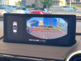 【8.8インチマツダコネクト】車内の雰囲気にマッチした大型のディスプレイ。スマホ接続でのナビ使用やBluetooth再生等、様々な機能が楽しめます。直感的なダイヤル操作が可能で、使い勝手も良好です。