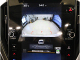 後方映像を11.6インチディスプレイに表示し、ステアリング連動ガイドラインが駐車をサポート。さらに後退時はリヤ4センサーが障害物を検知し、必要に応じてブレーキが作動します。