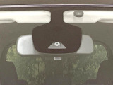 【エマージェンシーブレーキ】走行中に前方の車両等を認識し、衝突しそうな時は警報とブレーキで衝突回避と被害軽減をアシスト。より安全にドライブをお楽しみいただけます。