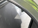 【後方車輛検知】走行中、ドアミラーの死角になりやすい箇所に後続車が接近するとサイドミラー付近に警告を表示、ドライバーに注意喚起をしてくれます。