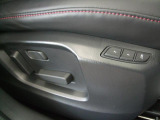 運転席にはメモリー機能付きの電動シートを採用しています。