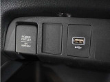 ◆USB接続端子◆スマホやiPodなどを接続して、いつもの音楽を車内でもお楽しみいただけます♪