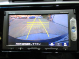 バックカメラの画像です。ガイドラインがスムースな車庫入れをサポートいたします。車庫入れの安心感がアップしますね。