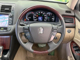 【ウッドコンビステアリング】高級感ある木目調パーツを採用した手に良く馴染むコンビハンドル。運転席廻りの雰囲気も一気に豪華になります!