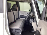 フロントシートはベンチシートです。ベンチシ―トは運転席と助手席の移動もスムーズ!狭い駐車場での乗り降りに便利です。シートの間にコンソールボックスやドリンクホルダーがないため、車内空間も広く感じます