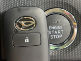 【キーフリーシステム】カバンやポケットに入れたままでもドアの施錠・解錠が可能なスマートキーを装備。エンジンのオン・オフ時もカギを取り出す必要が無いからとっても便利です♪