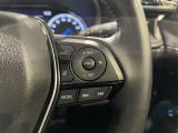 ステアリングスイッチ付きで、運転中に視線を前に向けたまま操作できます。