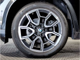 【BMWアロイホイル】軽量かつ強度に拘ったアロイホイル。走行性能ポテンシャルを引き出す設計。車の足元を引き締めてくれる大きなポイントはアロイホイルです。