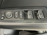 運転席のスイッチで全てのウィンドウの開閉操作を行うことができます。ロックボタンをONにしておくと、運転席以外のウィンドウは作動しないのでお子様を乗せているときなども安心ですね♪