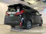 バックカメラが付いているので後方確認が非常にしやすいです。今や運転初心者も熟練者も必須装備!ついていて損はないですね♪