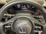 ステアリングホイール・後ろの減速セレクターは、左右に取り付けられた2つのパドルスイッチで減速の強さを調整。 左側の「-」を操作すると減速を強く、右側の「+」を操作すると減速を弱くすることができます。