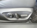 運転席パワーシート搭載。微妙な調整が手軽にでき、ピッタリのポジションで運転することが可能です。