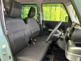 運転席まわりには十分なスペースがあり、大柄な方でもゆったり運転していただける環境です。