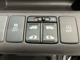 狭い所でも乗り降り楽々な両側電動スライドドア、車がカーブの外側へ膨らんだり内側へ巻き込んだりする挙動を防止する横滑り防止装置、燃料消費量や排気ガスの量を抑えることが出来るアイドリングストップ付きです!
