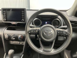 高いホールド性で運転姿勢が安定します。長距離ドライブでも疲れにくいのが魅力です。快適なドライビングライフをお送りください♪
