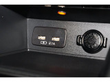 小物の収納に便利なセンタートレイには携帯等のデバイスの充電可能なUSB出力電源付です。