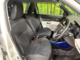 運転席まわりには十分なスペースがあり、大柄な方でもゆったり運転していただける環境です。