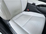 運転席シートは使用感があります。
