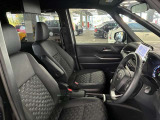 運転席の画像です。足元やシートまわりに余裕があり、リラックスした姿勢で運転が可能です。視界も良好で操作系へのアクセスもしやすく、快適で安心感のあるドライブをサポートします。