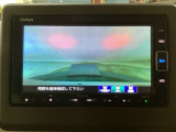 【バックカメラ】運転が苦手な方も車庫入れラクラクです!ギアをリバースに入れれば自動的に切り換わりますので、面倒な操作は不要です♪狭い駐車場もお車を傷つけず安心ですね!