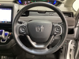 ハンドルにHondaセンシング系のクルーズコントロールやレーンキープアシストなどのスイッチと、オーディオの操作スイッチが装備されています。ハンドルから手を離さず安全に操作できます。