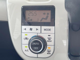 【オートエアコン】一度お好みの温度に設定すれば、車内の温度を検知し風量や温度を自動で調整。暑い&hellip;寒い&hellip;と何度もスイッチ操作をする必要はありません。快適な車内空間には必須の機能ですね♪