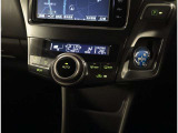 お車のキーはスマートキーです。キーを身につけた状態で車に近づき、ドアロックの解錠や施錠操作が出来ます。雨の日など両手がふさがっている時など、とっても便利ですね。