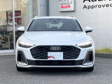 シングルフレームグリルはAudiの象徴的なデザイン要素であり、一目でAudiとわかるスタイル、大きくて迫力のある形状が車のスポーティな印象を強調しており、魅力的なデザインとなっています。