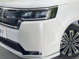 【LEDヘッドライト】悪天候や夜間走行時も良好な視界を確保し安心して運転できる高輝度LEDヘッドライトを装備!点灯速度が早く、消費電力も抑えられています。