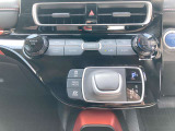 オートエアコンは温度を設定するだけで、自動で風量などを設定してくれます。運転しながら操作も必要ないので、安全性も向上します。