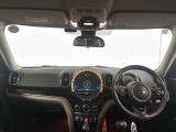 インパネ周辺がフラットに仕上がっており視界を確保しやすく安全に運転できます。