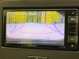 【バックカメラ】駐車時に後方がリアルタイム映像で確認できます。大型商業施設や立体駐車場での駐車時や、夜間のバック時に大活躍!運転スキルに関わらず、今や必須となった装備のひとつです!