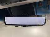 【デジタルルームミラー】車両後方カメラの映像をルームミラーに映すことが出来ます。 そのため、後席に人や荷物があって後方が見えづらい場合でもしっかり視界を確保することが出来ます。