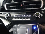 オートエアコンで車内の温度管理も自動調整で行ないますのでらくらくです!安心して運転に集中できます!!