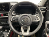 快適な操作性の運転席、ハンドルも綺麗に清掃済みです!もちろん安全を守るエアバッグも装備しているので安心してお乗りいただけます(^^)