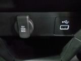 12V電源ソケットを設置しております。周辺機器の充電にご利用頂けます。便利なUSBジャックも付いています。