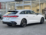Audiのリヤディフューザーは、車両の後方での空気の流れを整え、乱流を減少させることで、走行安定性を向上させます。またスポーティで洗練された外観を提供し、全体のスタイルに一体感を持たせます。