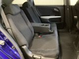 2列目シートは背もたれの角度調節ができるベンチシートになっております。長距離運転になってもゆったりとできるように、カップホルダー付きアームレストがついてます。