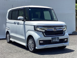 狭い駐車場でも、スライドドアならチャイルドシートへのお子さまの乗降や荷物の積載もスムーズ。とても便利な【両側電動スライドドア】ドアハンドを少し引くだけでリアドアが自動開閉します。