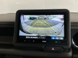 【バックカメラ】運転が苦手な方も車庫入れラクラクです!ギアをリバースに入れれば自動的に切り換わりますので、面倒な操作は不要です♪狭い駐車場もお車を傷つけず安心ですね!