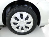 【ホイールキャップ】 純正ホイール装着車です。キャップですので万が一キズをつけても簡単に交換可能です。