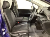 女性でも運転がしやすいように、シートの高さ調整機能(シートリフター)がついています。運転席と助手席の間が空いている為、助手席側への移動がスムーズです。交通量の多い道でも助手席側から乗り降りができます。