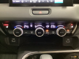 オートエアコンがついてます。左右独立で温度設定のできるデュアルオートエアコンです。パネル内のシートヒータースイッチは前席の左右別々に温度設定ができます。