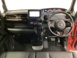 車内は光触媒抗菌消臭施工済です。スタイリッシュなデザインでスポーティなインパネ周りを演出します。グローブボックスやカップホルダーのほかにトレーなどたくさんの収納スペースが付いています。