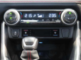 左右独立温度コントロールフルオートエアコンです。運転席、助手席それぞれで独立して温度設定ができます。冷え性の方が乗っても安心ですね♪