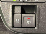 指先だけで簡単に操作が可能な電動パーキングブレーキを採用。「HOLD」スイッチを押すと、渋滞や信号待ちなどでブレーキペダルから足を離しても、ブレーキを保持するので安心です