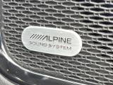 ●ALPINEサウンドシステム:プレミアムサウンドシステムを装備しており、高品質かつ臨場感のある音楽を車内でお楽しみいただけます。