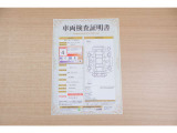 【車両検査証明書】店頭にてクルマの状態が一目で分かる検査証明書を公開中。トヨタ認定検査員が厳しく査定し、状態を点数と図解で表示しています。修復歴はもちろん、傷やヘコミの箇所や程度がご確認いただけます。