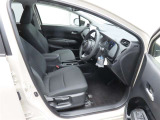 運転席に上下アジャスターがついていて、座ったままで自分にちょうどいいポジションに調整することができます。